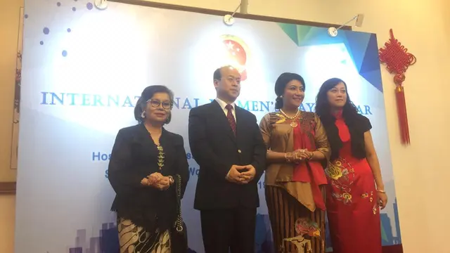 Bazar amal peringatan Hari Peringatan Internasional yang diadakan oleh Kedutaan Besar China untuk Indoinesia, dibuka oleh Dubes Xiao Qian dan Hetty Andika Perkasa. Tampak pula Elmyra Juniwati hadir dalam acara tersebut.