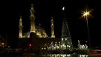 Sebuah pohon Natal raksasa yang dirancang oleh desainer Lebanon, Elie Saab terlihat berdiri di depan Masjid Al-Amin, di pusat kota Beirut, 12 Desember 2015. (REUTERS/Jamal Saidi)