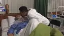 Terlihat dari beberapa foto dan video yang diunggah Irfan sebelum ayahnya meninggal. Irfam selalu menemani sang ayah di rumah sakit dan sesekali meneteskan air matanya sambil mencium keningnya. (Instagram/irfanhakim75)