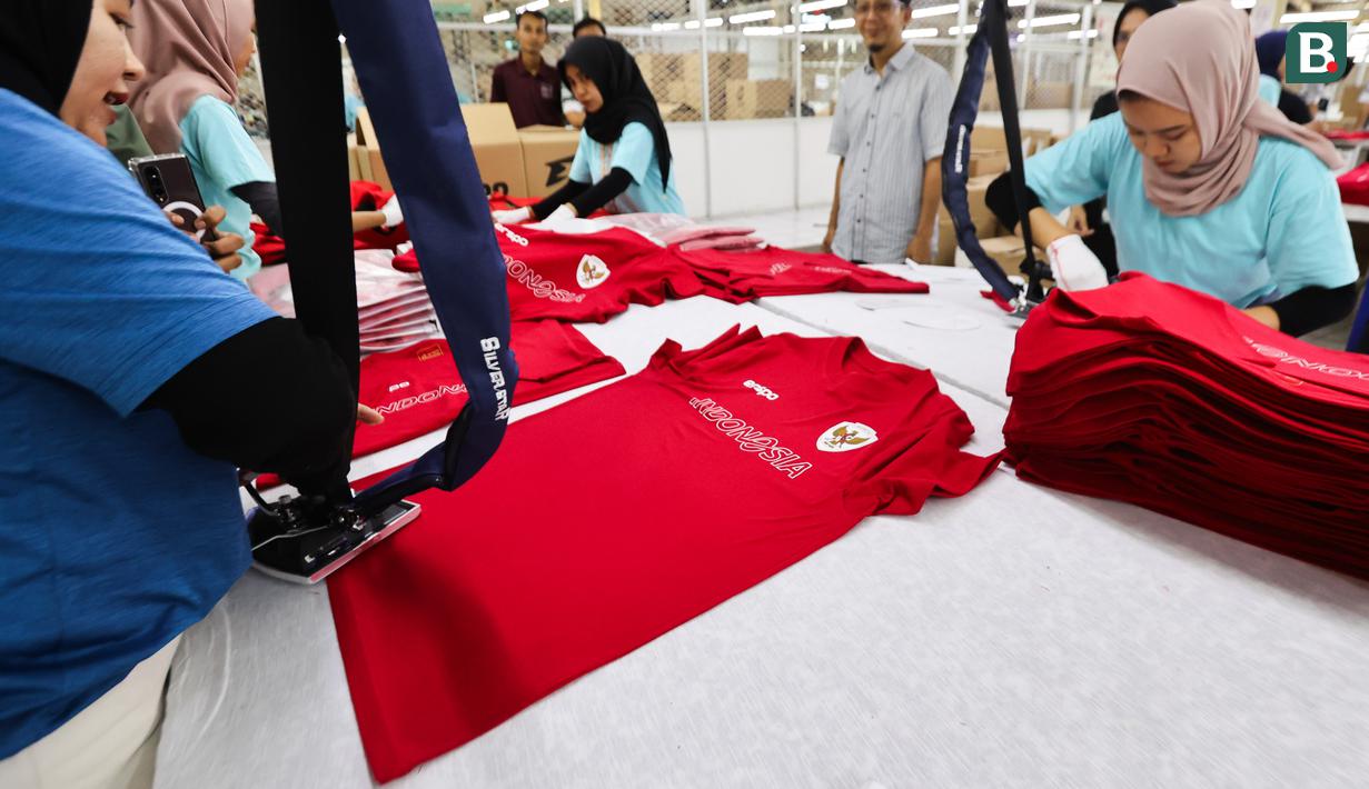 Para pekerja sedang memproduksi jersey Timnas Indonesia di pabrik yang berada daerah Bandung, Jawa Barat pada Rabu (12/2/2025). (Bola.com/Abdul Aziz)