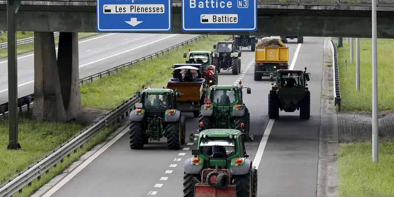 20150730-Peternak Sapi Blokade Jalan Tol Pakai Traktor-Belgia