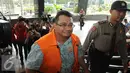 Supervisor, Herry Setiadji tiba untuk menjalani pemeriksaan di KPK, Jakarta, Jumat (3/6). Ketiga tersangka pemerasan terhadap perusahaan wajib pajak, yakni PT EDMI Indonesia usai menjalani Pemeriksaan sebagai tersangka. (Liputan6.com/Helmi Affandi)