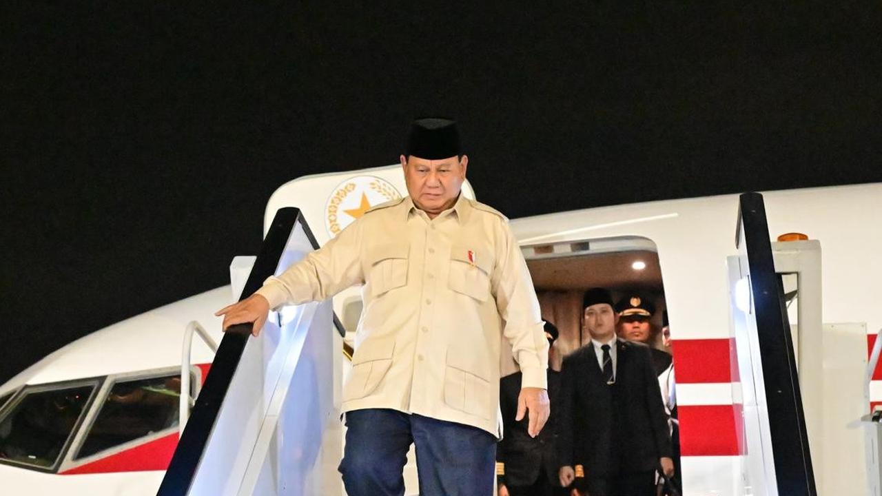 VIDEO: Senyum Mayor TNI Teddy Lihat Prabowo Diberi Bunga Anak Indonesia di Kairo