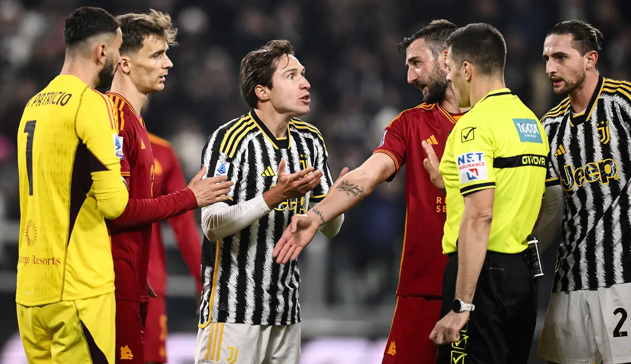 Striker Juventus, Federico Chiesa (tengah) memprotes keputusan wasit Sozza Simone saat menghadapi AS Roma pada laga pekan ke-18 Serie A Liga Italia 2023/2024 di Allianz Stadium, Turin, Sabtu (30/12/2023) malam waktu setempat. (LaPresse via AP Photo/Marco Alpozzi)