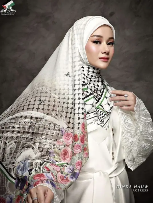 Dinda Hauw hadir begitu elegan dalam balutan scarf putih. Aksen bunga mawar dengan nuansa grafis bagai lukisan mempercantik tampilan.  [Foto: Instagram.com/ayudyahandari]