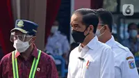 Presiden Joko Widodo atau Jokowi (tengah) didampingi Menteri Perhubungan Budi Karya Sumadi (kiri) dan Gubernur DKI Jakarta Anies Baswedan (kanan) meninjau vaksinasi COVID-19 massal pelaku transportasi di Terminal Kampung Rambutan, Jakarta, Kamis (10/6/2021). (Liputan6.com/Herman Zakharia)