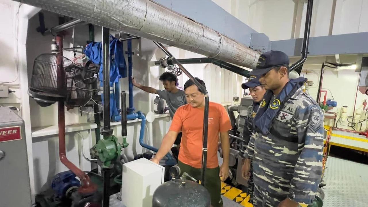 FOTO: KRI Terapang Amankan Kapal Pengangkut Bijih Nikel