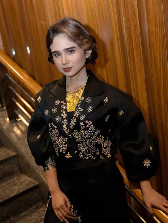 Dengan outfit hitam berbordir floral yang cantik bernuansa keemasan, Tissa Biani memilih mengenakan rancangan desainer tanah air Mel Ahyar. [Foto: Instagram/tissabiani]