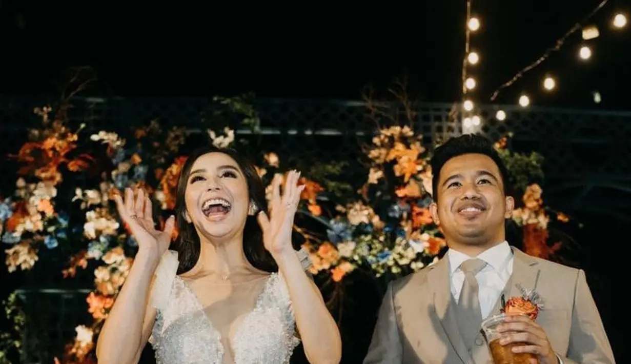 Dress ini juga memiliki belahan dada rendah dan payet menghiasi gaun sampai ujung rok. (Instagram/amoretti_awp).