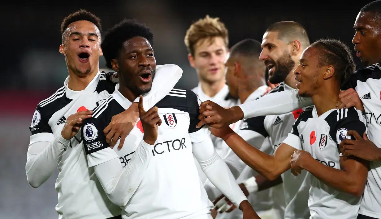 Pemain Fulham merayakan gol yang dicetak Ola Aina ke gawang West Bromwich pada laga lanjutan Liga Inggris di Craven Cottage, Selasa (3/11/2020) dini hari WIB. Fulham menang 2-0 atas West Bromwich. (AFP/Clive Rose/pool)