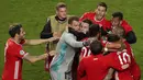 Pemain Bayern Munchen memeluk Manuel Neuer usai menjuarai Liga Champions di Stadion The Luz, Portugal, Senin (24/8/2020). Bayern Munchen berhasil menjadi juara usai menaklukkan PSG 1-0. (AP/Manu Fernandez, Pool)