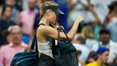 Petenis Rusia, Maria Sharapova meninggalkan lapangan usai takluk dari Carla Suarez Navarro dari Spanyol pada 16 besar AS Terbuka 2018 di USTA Billie Jean King National Tennis Center, New York, (3/9). (AFP Photo/Eduardo Munoz Alvarez)