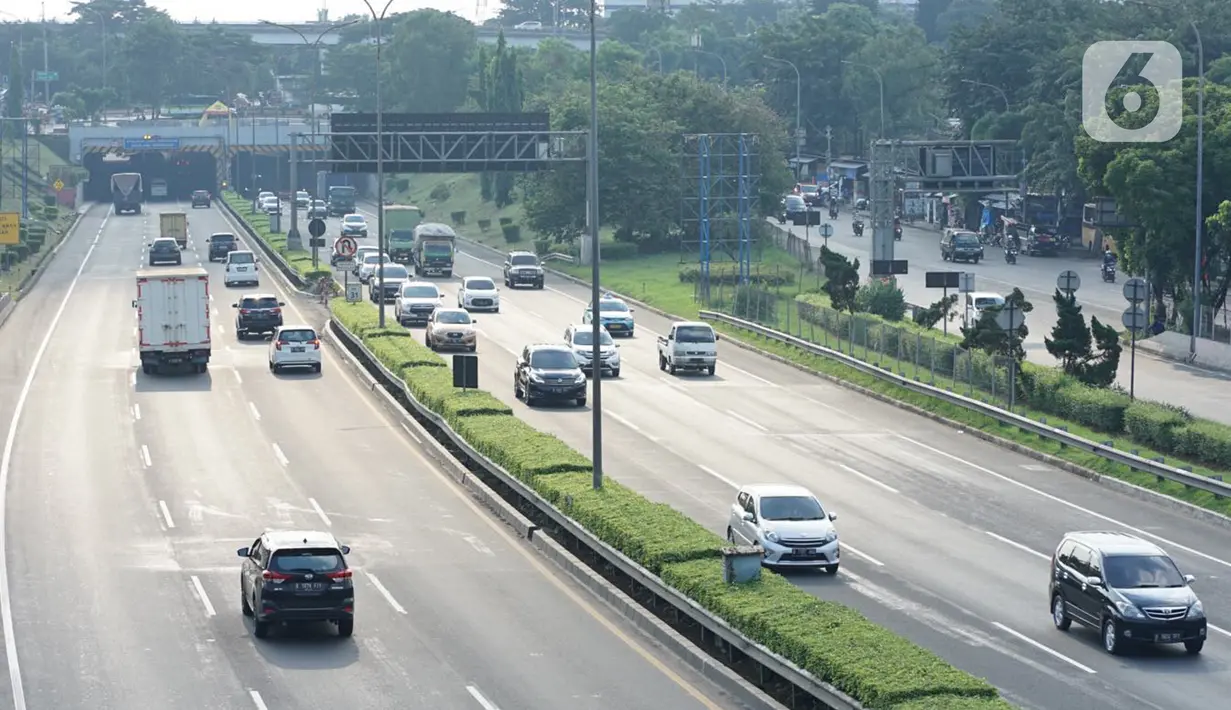 Kendaraan melintasi ruas jalan tol di Jakarta, Selasa (19/5/2020). PT Jasa Marga (Persero) Tbk memprediksi volume lalu lintas selama Lebaran akan mengalami penurunan signifikan sebesar 62,5 persen untuk pra Idul Fitri akibat larangan mudik selama pandemi COVID-19. (Liputan6.com/Immanuel Antonius)