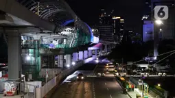 Kendaraan melintas di Jalan Rasuna Said, Jakarta, Selasa (7/4/2020). Pemprov DKI Jakarta bakal menetapkan status Pembatasan Sosial Berskala Besar (PSBB) per Jumat, 10 April 2020 mendatang. (Liputan6.com/Helmi Fithriansyah)