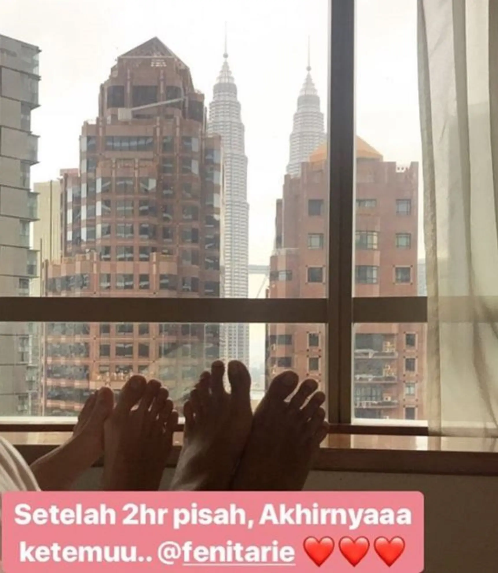 Arie Untung mengunggah foto kaki dirinya dan istrinya  (Instagram/@arieuntung)