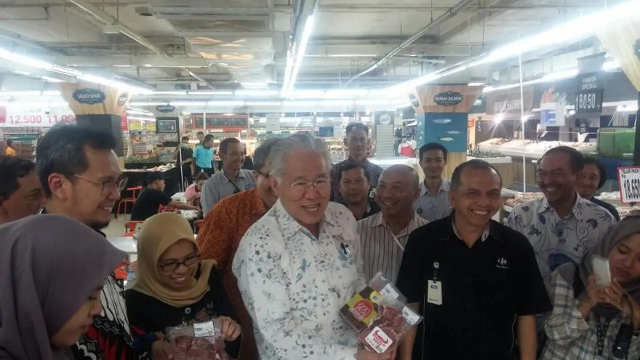 Menteri Perdagangan Enggartiasto Lukita melakukan peninjauan harga dan pasokan bahan kebutuhan pokok ke sejumlah ritel modern di Jakarta. (Liputan6.com/Septian Deny)