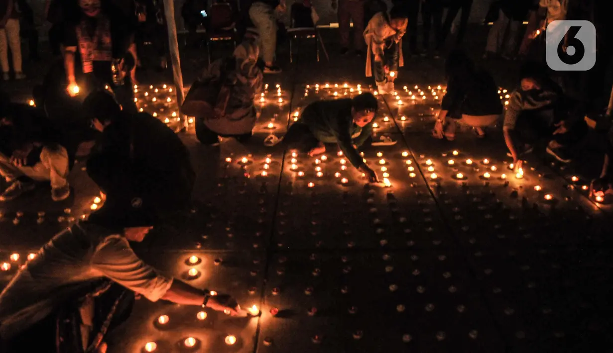 Para aktivis dari berbagai elemen masyarakat sipil menggelar aksi solidaritas menyalakan lilin untuk mengenang Brigadir Novriansyah Joshua Hutabarat alias Brigadir J di kawasan Taman Ismail Marzuki (TIM), Jakarta, Kamis (18/8/2022). Aksi solidaritas keadilan bertajuk 4.000 lilin digelar untuk memperingati 40 hari kematian Brigadir Nofriansyah Yosua Hutabarat alias Brigadir J. (merdeka.com/Iqbal S. Nugroho)