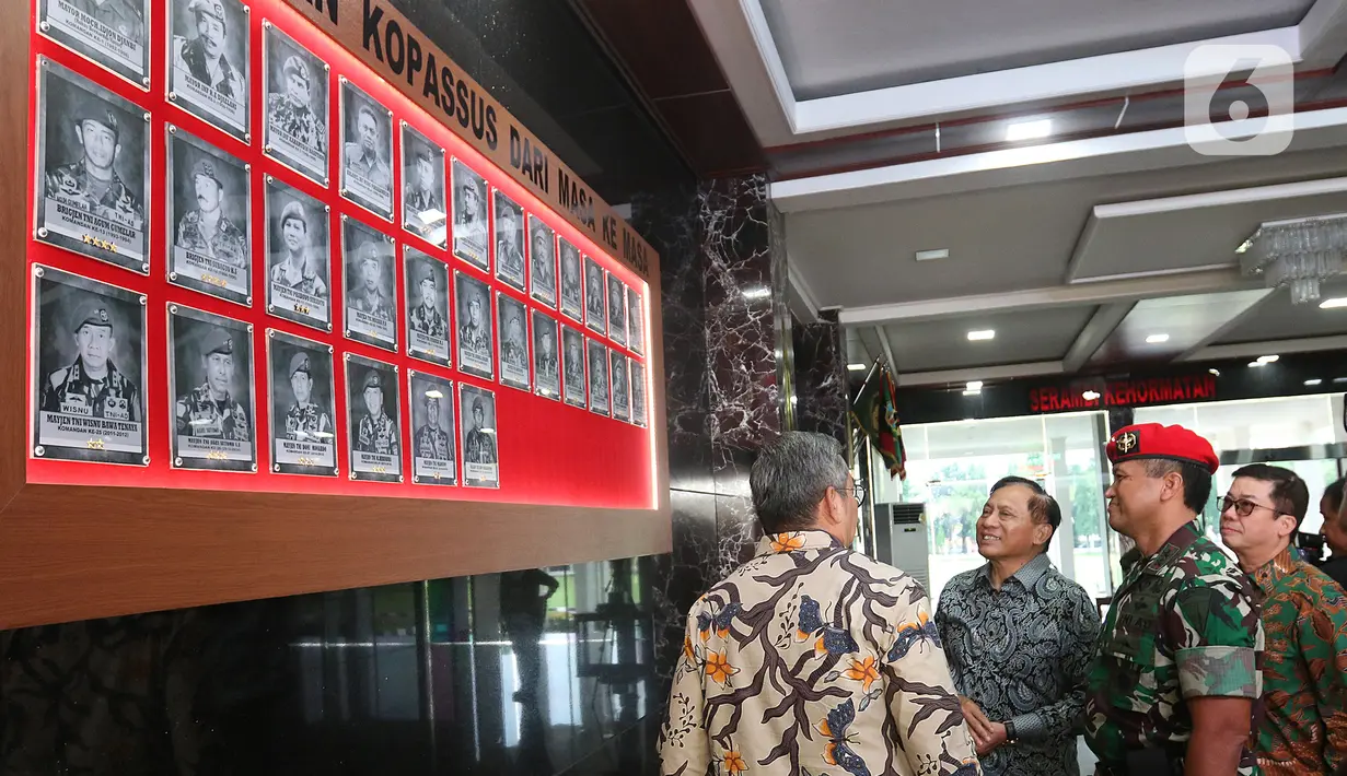 Direktur SCM, Imam Sudjarwo (kedua kiri) didampingi Danjen Kopassus Mayjend TNI I Nyoman Cantiasa melihat-lihat saat silaturahmi ke Markas Kopassus, Jakarta, Senin (13/1/2020). Kunjungan itu bentuk silaturahmi bersama salah satu mitra perusahaan, dalam hal ini TNI. (Liputan6.com/Herman Zakharia)