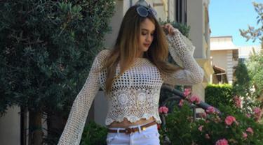 Mengintip Perut Six Pack Cinta Laura News Entertainment Fimela Com