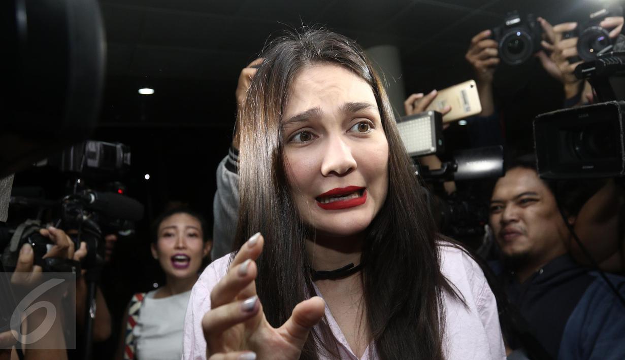 Luna Maya saat tiba di Rumah Sakit Cipto Mangunkusumo, Jakarta, pada Rabu (19/4). Kedatangan Luna Maya untuk menjenguk Julia Perez yang dikabarkan dalam kondisi kritis. (Liputan6.com/Herman Zakharia)