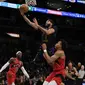 Aksi Anthony Davis saat Lakers melawan Raptors di lanjutan NBA (AP)