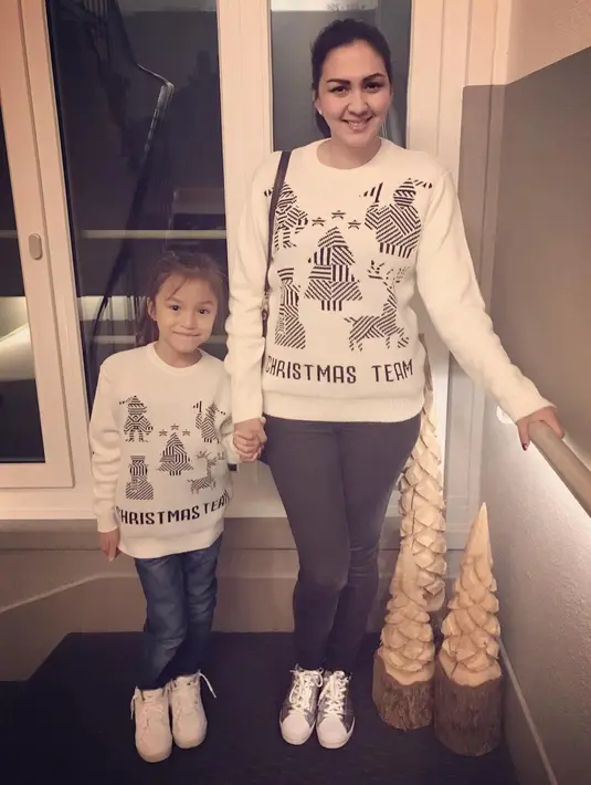 Gaya kasual Donna kali ini kompak banget dengan anak perempuannya. Mereka sama-sama memakai kaus lengan panjang bermotif sama dengan celana sebagai bawahannya. Dan sneakers putih yang membuat mereka tampak kece. (Instagram/dagnesia)