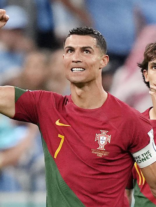 <p>Peran Cristiano Ronaldo sebagai kapten Timnas Portugal belum tergantikan sejak 2008 hingga saat ini. Gol CR7 ke gawang Ghana pada laga Grup H membuatnya masuk buku sejarah sebagai pemain pertama yang mencetak gol dalam lima edisi Piala Dunia. (AP/Martin Meissner)</p>
