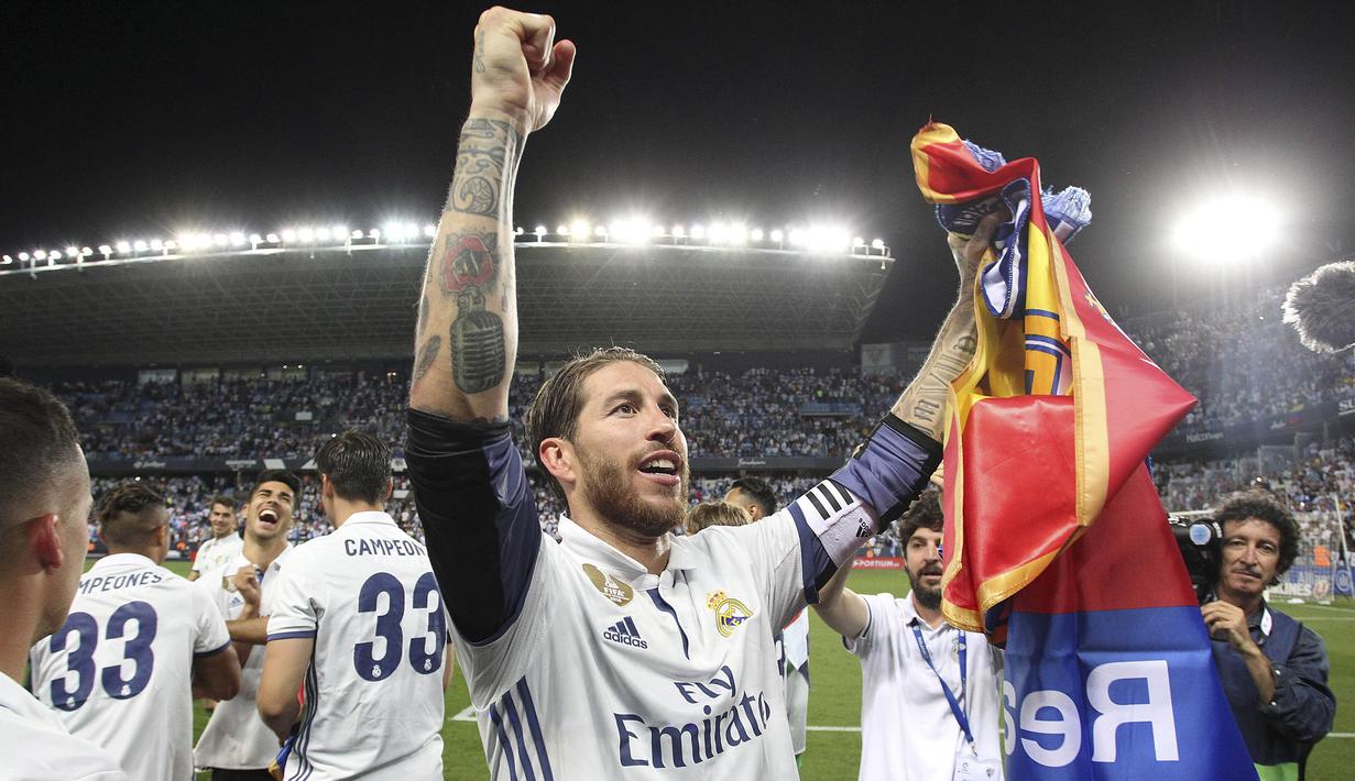 Kapten Real Madrid, Sergio Ramos, saat merayakan gelar juara La Liga Spanyol usai menaklukkan Malaga di Stadion La Rosaleda, Malaga, Minggu (21/5/2017). Malaga kalah 0-2 dari Madrid. (EPA/Jorge Zapata)