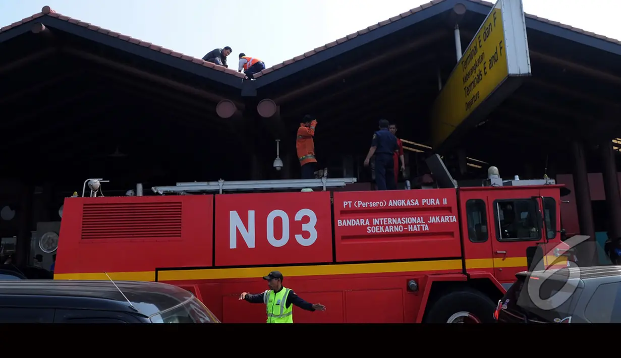 Tidak ada korban jiwa dalam kejadian tersebut. Petugas terus melakukan pengecekan untuk memastikan sebab terjadinya kebakaran, Jakarta, Kamis (14/8/2014) (Liputan6.com/Faisal R Syam)