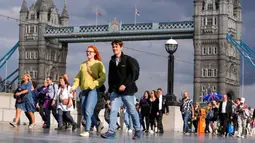 Warga antre dekat Tower Bridge untuk memberikan penghormatan kepada mendiang Ratu Elizabeth II selama Lying-in State di Westminster Hall, London, Inggris, 15 September 2022. Sang ratu disemayamkan di Westminster Hall mulai 14 September 2022 hingga hari pemakamannya pada 19 September. (AP Photo/Martin Meissner)