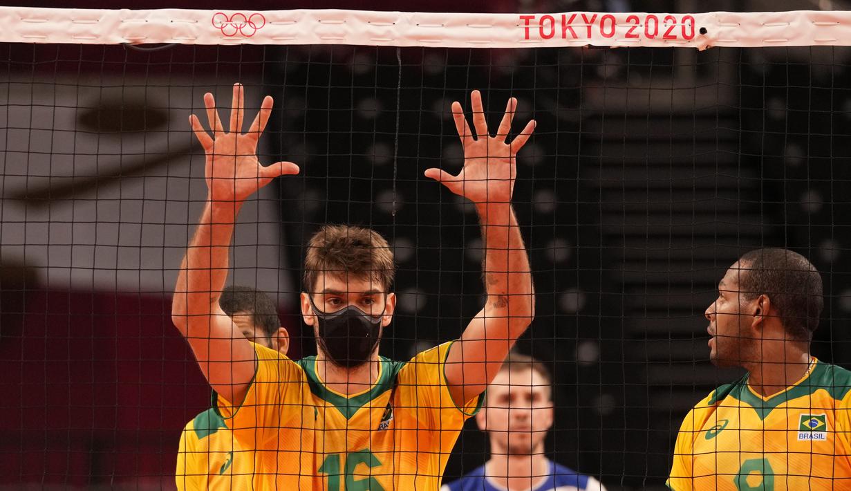 Pevoli Brasil, Lucas Saatkamp mengenakan masker saat babak penyisihan grup B bola voli putra Olimpiade Tokyo 2020 melawan Argentina di Ariake Arena pada 26 Juli 2021. Lucas Saatkamp menggunakan masker saat berlaga demi melindungi dirinya dan keluarganya dari Covid-19. (AP Photo/Frank Augstein)