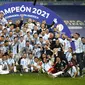 Tim Argentina merayakan dengan trofi setelah mengalahkan Brasil 1-0 dalam pertandingan final Copa America di stadion Maracana di Rio de Janeiro, Brasil, Minggu (11/7/2021). (AP Photo/Andre Penner)