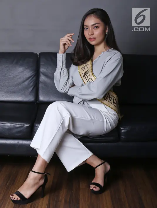 Runner up 2 Miss Grand Indonesia 2019 Gabriella Hutahaean berpose di Kantor KLY, Jakarta, Selasa (3/9/2019). Gabriella Hutahaean menjadi runner up 2 Miss Grand Indonesia 2019 setelah bersaing dengan 33 finalis lainnya. (Liputan6.com/Herman Zakharia)