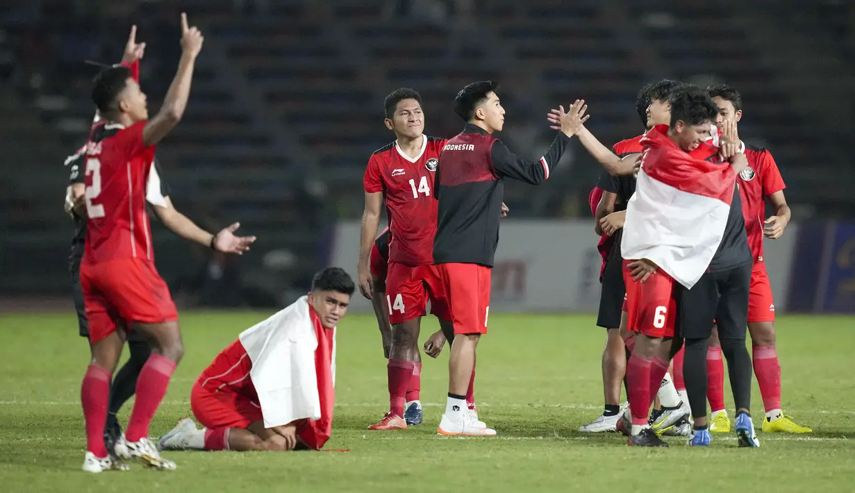 Sejumlah pemain Timnas Indonesia U-22 merayakan kemenangan pada laga final sepak bola SEA Games 2023 melawan Thailand di Olympic Stadium, Phnom Penh, Kamboja, Selasa (16/05/2023). Skuad Garuda Nusantara menang dengan skor 5-2. (AP Photo/Tatan Syuflana)