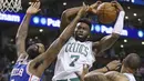 Pemain Boston Celtics, Jaylen Brown (7) mencoba melewati adangan pemain Sixers, Amir Johnson (5) pada game kedua semifinal NBA Wilayah Timur di TD Garden, Boston, (3/5/2018). Boston Celtics menang 108-103. (AP/Elise Amendola)