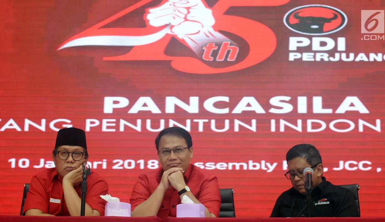Politisi PDIP, Ahmad Basarah (tengah) bersama Sekjen Hasto Kristiyanto jelang menyatakan kesiapan maju dalam bursa bakal Cawagub Jatim di Jakarta, Selasa (9/1). Basarah menyatakan siap bila diberi tugas oleh Ketum PDIP. (Liputan6.com/Helmi Fithriansyah)