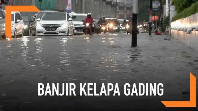 Banjir melanda kawasan Jalan Boulevard Raya hingga Bundaran La Piazza kawasan Kelapa Gading Jakarta Utara terendam banjir.