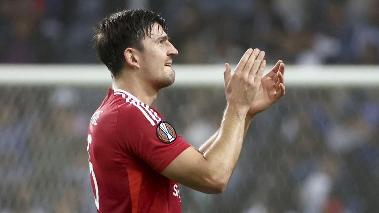 Patrice Evra Sarankan Ruben Amorim Kembalikan Ban Kapten ke Harry Maguire