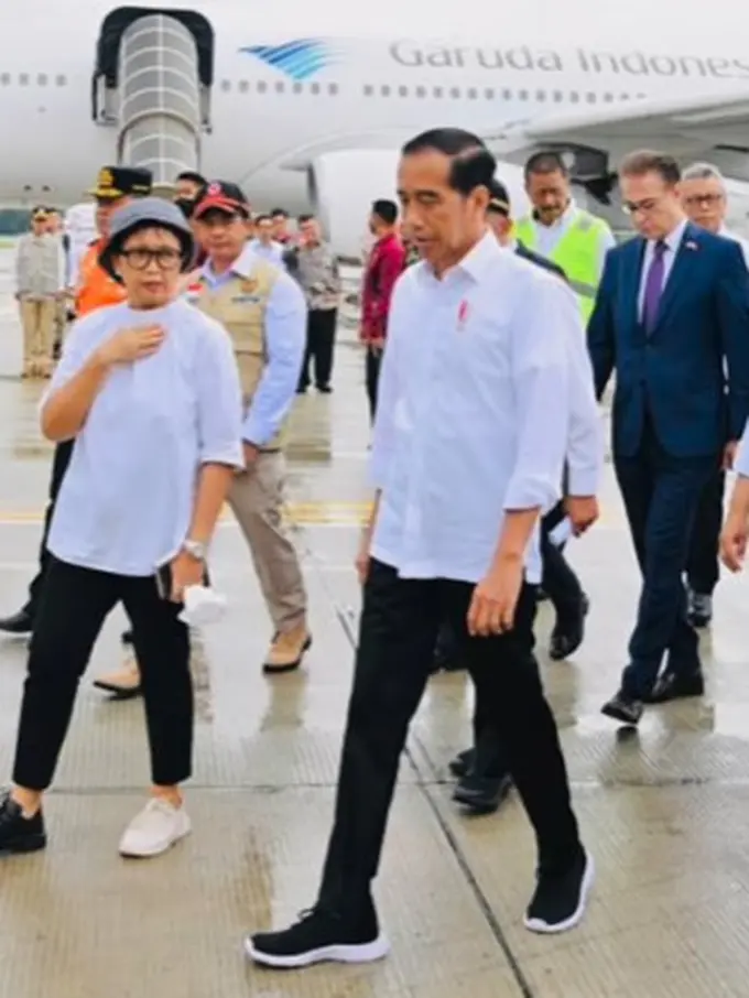 Gaya Asik Menlu Retno Marsudi Dampingi Presiden Jokowi dengan Sneakers Belang, Warganet Minta Spill Harganya