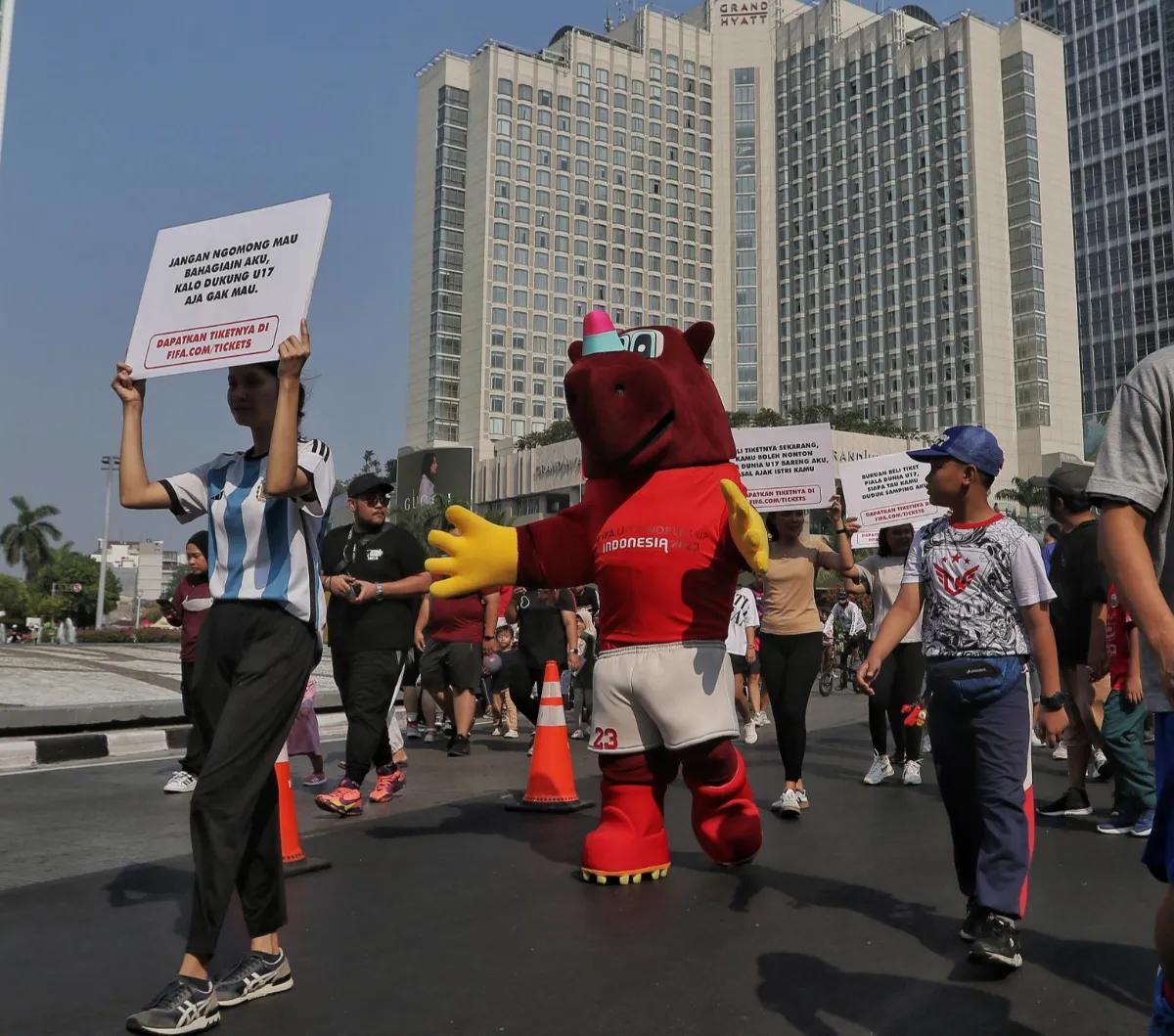 Perhelatan pesta olahraga sepak bola Piala Dunia U-17 sebentar lagi digelar dalam waktu dekat. Beragam kegiatan promo gencar dilakukan. Seperti aksi Bacuya, maskot Piala Dunia U-17 yang sedang beraksi untuk mengajak masyarakat agar turut menyukseskan aja