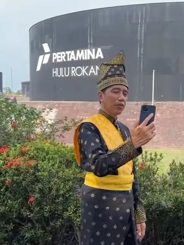 Presiden Joko Widodo (Jokowi) ngevlog saat mengunjungi Blok Rokan, Dumai, Provinsi Riau, yang bertepatan dengan peringatan Hari Lahir Pancasila pada Sabtu (1/6/2024). (IG. Jokowi).