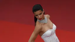 Pose Adriana Lima saat menghadiri pemutaran film 'Loveless' (Nelyubov) pada acara Festival Film Cannes ke-70, Prancis (18/5). Andriana Lima tampil dengan lipstik berwarna merah yang membuat dirinya makin seksi. (AFP Photo/Anne-Christine Poujoulat)