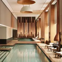 Terletak di jantung Manhattan, Aman New York merupakan perpaduan sempurna antara kemewahan, ketenangan, dan desain arsitektur kelas dunia.