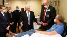 Wakil Presiden AS, Mike Pence berbincang dengan mantan pasien corona yang menyumbangkan darahnya, Dennis Nelson, saat mengunjungi Mayo Clinic di Minnesota, Selasa (28/4/2020). Pence terlihat tanpa masker, meskipun ada aturan internal rumah sakit mewajibkan pengunjung untuk bermasker. (AP/Jim Mone)