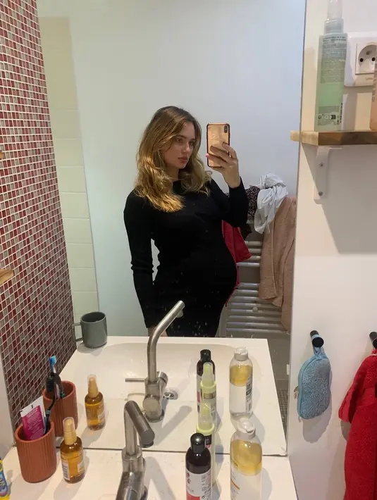 Salah satu gaya Valentine Payen yang mencuri perhatian adalah saat ia tampil dengan gaun slim fit yang menonjolkan keindahan tubuhnya selama kehamilan. Gaun ini memeluk tubuhnya dengan sempurna, menampilkan siluet baby bump yang menawan tanpa mengurangi kenyamanan. [@valentinepayenwicaksono].