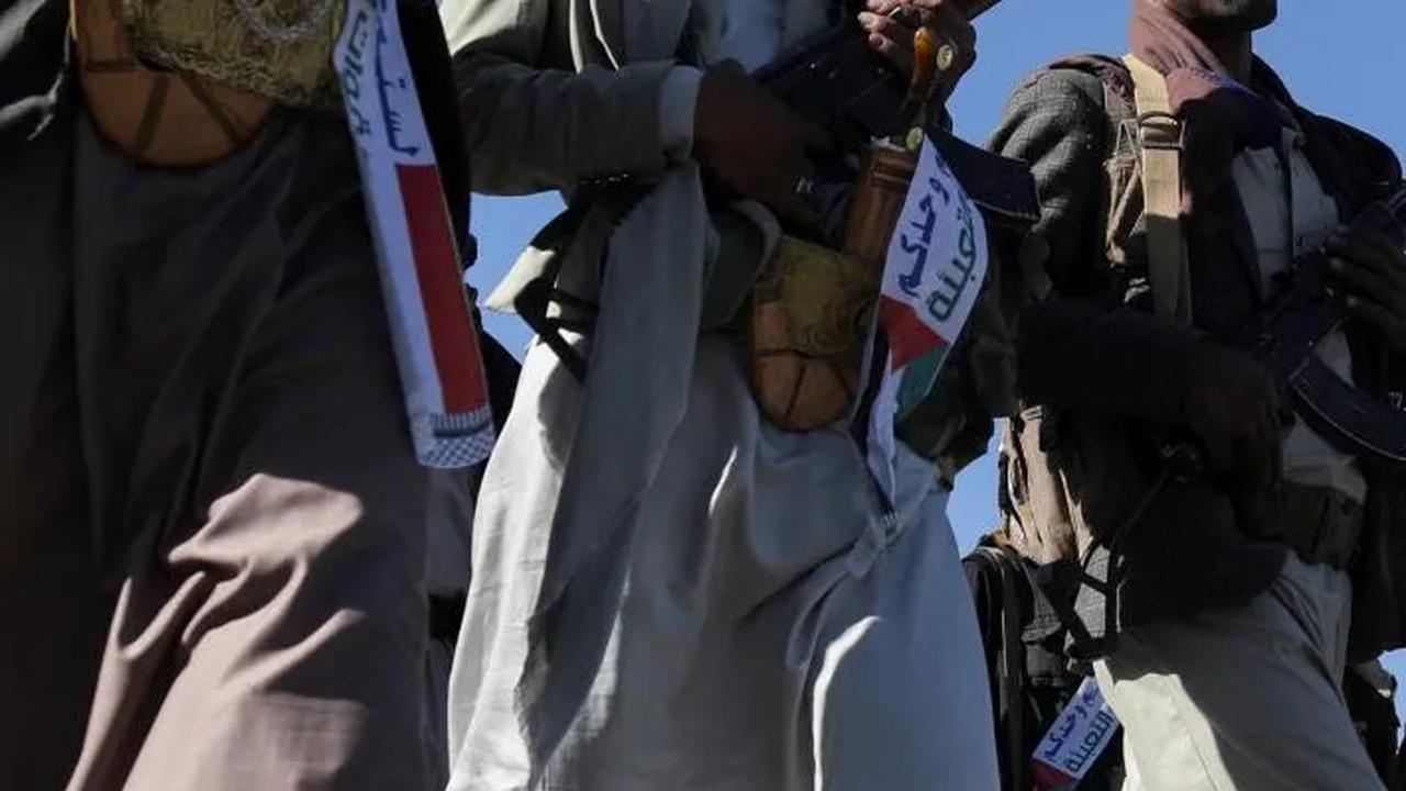 Aksi pejuang yang baru direkrut Houthi saat mengikuti parade militer sebelum diberangkatkan ke Gaza.