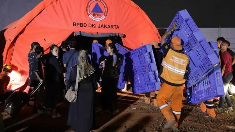 BPBD DKI Jakarta Salurkan Bantuan Logistik bagi Warga Terdampak Kebakaran di Kapuk  Muara - News Liputan6.com
