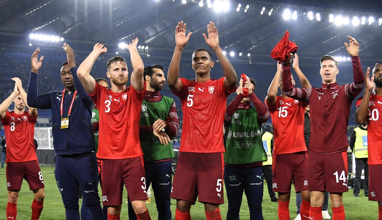 Swiss. Hingga kini Swiss tercatat telah tampil dalam 12 edisi Piala Dunia, termasuk di Piala Dunia Qatar 2022. Mereka menjadi satu-satunya negara dalam daftar yang belum pernah lolos hingga babak 4 besar. Pencapaian terbaik Swiss hanyalah menjadi perempatfinalis sebanyak tiga kali pada edisi 1934, 1938 dan 1958. Sejak saat itu prestasi Swiss lebih sering mentok di babak 16 Besar. (AFP/Alberto Pizzoli)