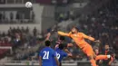 Kiper Chelsea, Robert Sanchez, terbang menghalau bola saat mengamankan gawangnya dalam laga pramusim melawan AC Milan di Stadion Utama Gelora Bung Karno (SUGBK), Jakarta, Sabtu (8/8/2026). Aksi gemilang Sanchez membantu Chelsea menjaga clean sheet dalam kemenangan 3-0 atas AC Milan lewat dua gol Joao Pedro dan satu gol Moises Caicedo. (KapanLagi.com/Budy Santoso)