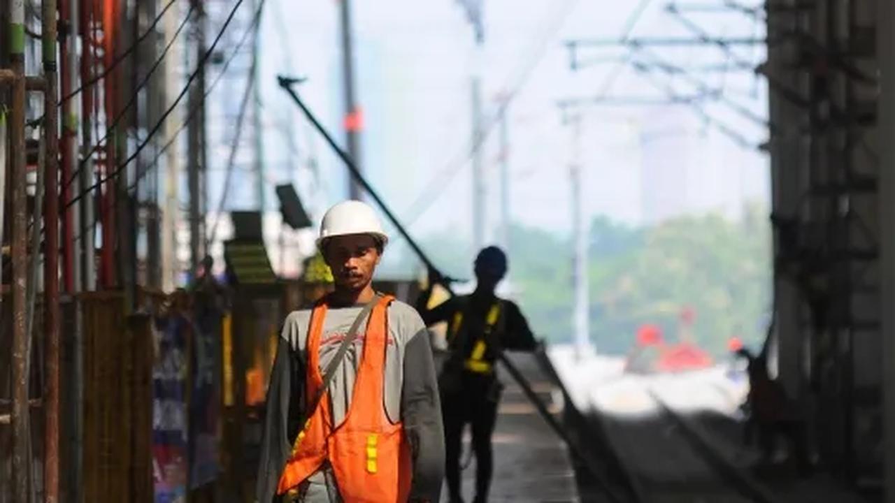 "Kecenderungannya kita lewat selatan. Tapi tentu itu didasarkan suatu studi. Studinya tuh baru akan dibuat. Jadi belum fix kota-kotanya, tapi kecenderungannya selatan," ungkapnya.